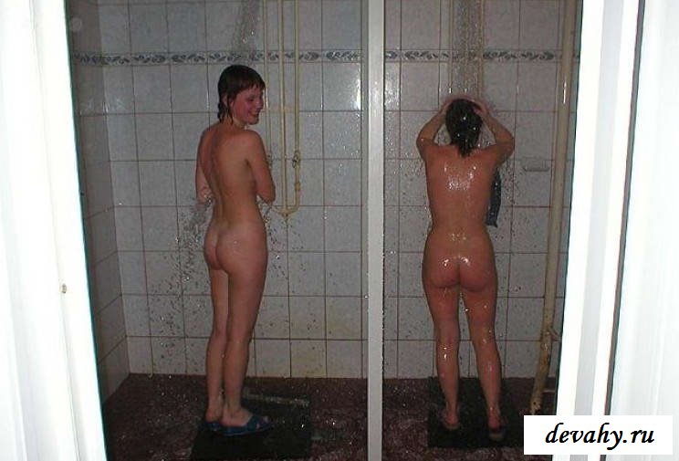 Неистовая сучка нежиться голышом в душе - порно фото