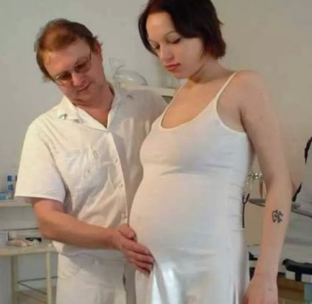 Беременная девушка у гинеколога