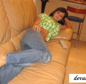 Здоровые дойки брюнетки на мягком диване (16 фото)