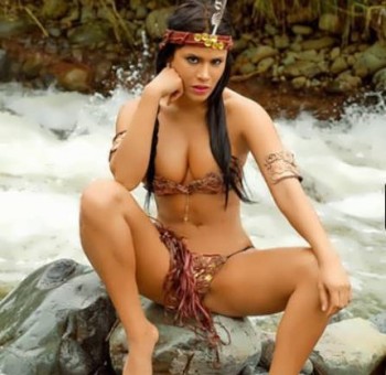 Голая сексуальная сучка из племени  (15 фото эротики)