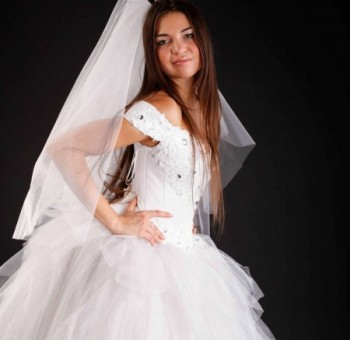 Невеста снимает свадебное платье