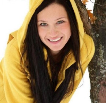 Обнаженная девчонка позирует на снегу (15 фото эротики)