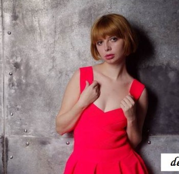 Рыжая девушка под платьем голая  (16 фото эротики)