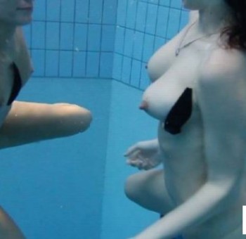 Эротика с голыми подружками под водой (17 фото эротики)