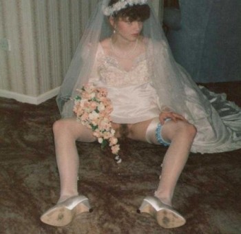 Полураздетые невесты в свадебных платьях