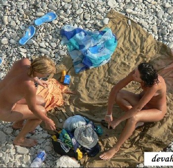 Отдыхающие пляжные малышки на скрытой камере