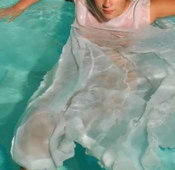 Красивая голая нимфа под водой  (15 фото эротики)
