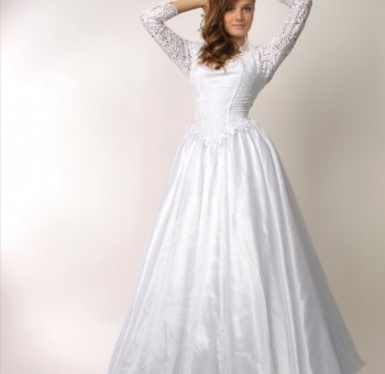 Задирает белое платье сексуальная невеста