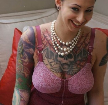 Голое тело девицы покрыто татуировками (15 фото эротики)