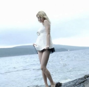 Эротика блондинки на каменистом пляже (15 фото эротики)