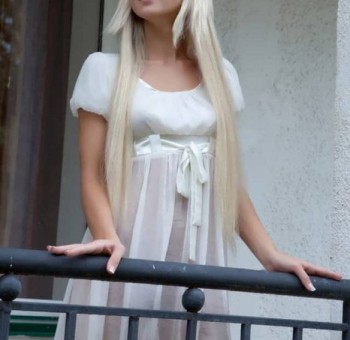 Блондинка голой балансирует на перилах балкона (16 фото эротики)