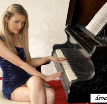 Блондинка с бритой киской  у рояля (15 фото эротики)