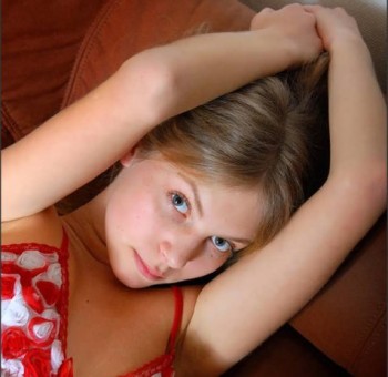 Нежная киска голой девочки с пухлыми сосками (15 фото эротики)