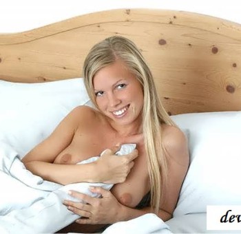 Привлекательные сиськи голой блондинки в постели   (15 фото эротики)