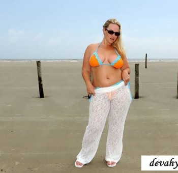 Голая пышка выставила  пиздушку на пляже   (15 фото эротики)