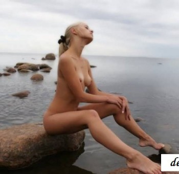 Голая на пляже блондинка расслабляется в одиночестве (15 фото эротики)