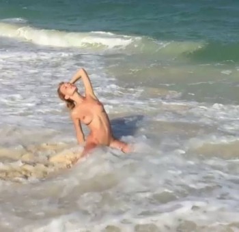 Симпатичная русалка резвится голой на пляже (21 фото эротики)