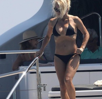 Актриса Памела Андерсон эротично отдыхает на яхте