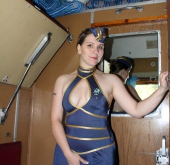 Проводница в эротичном наряде соблазняет пассажиров