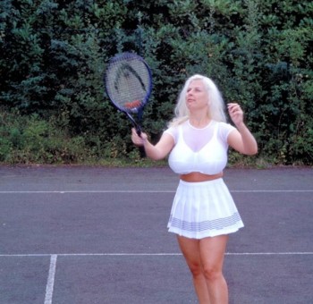 У блондинки вывалились голые титьки во время тенниса