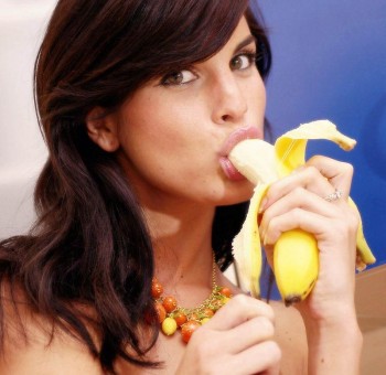 Милашка эротично ест банан и обмазывается вареньем