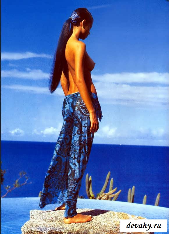 Адриана Лима фотографируются голой на пляже (15 фото эротики)
