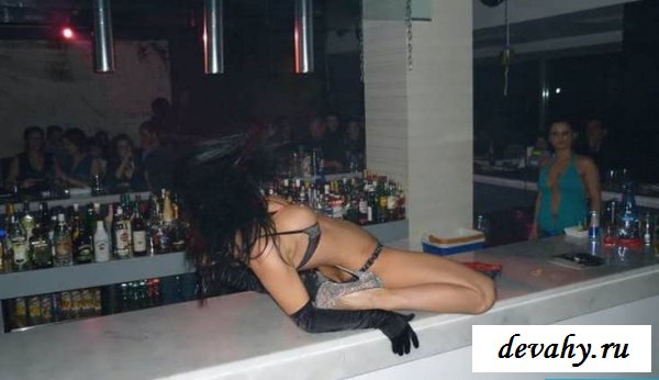 Обнаженная девушки танцует на барной стойке Эротика фото Смотреть