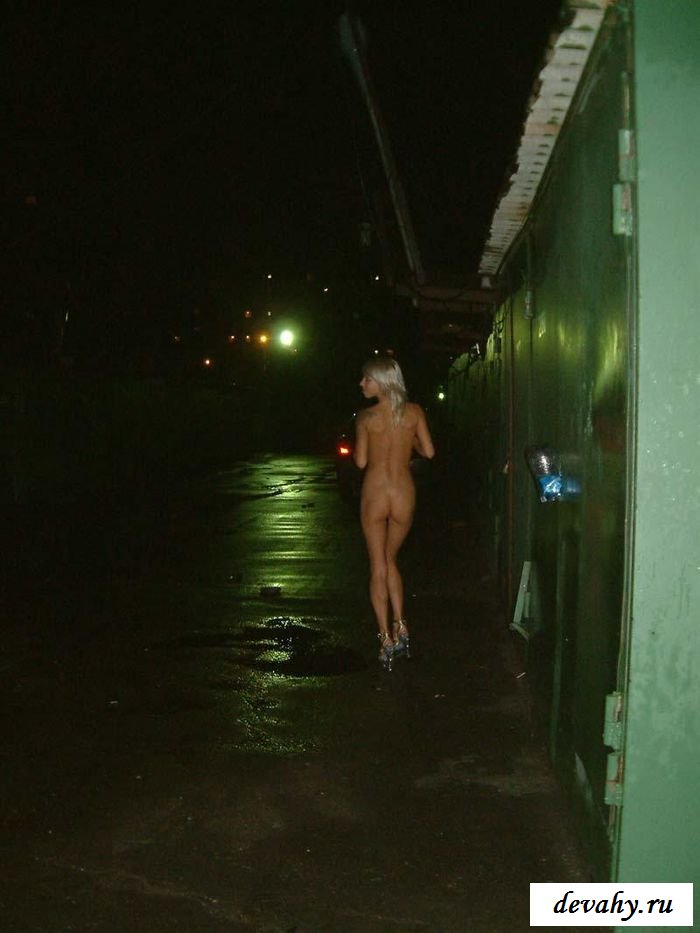 Голые девчата на улице без одежды (26 фото эротики)