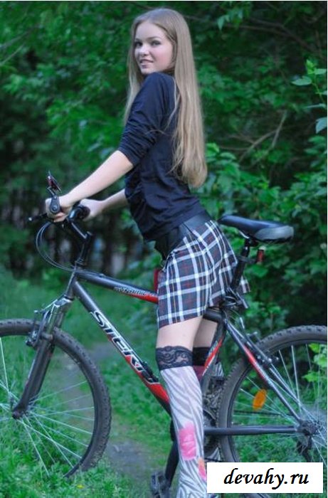 Девушка Голая Катается На Велосипеде