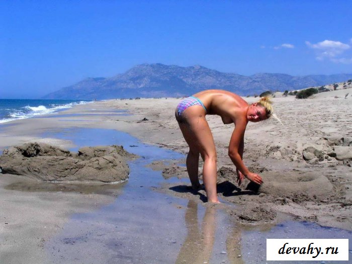 Девка голой нежится на мокром песке (15 фото эротики)