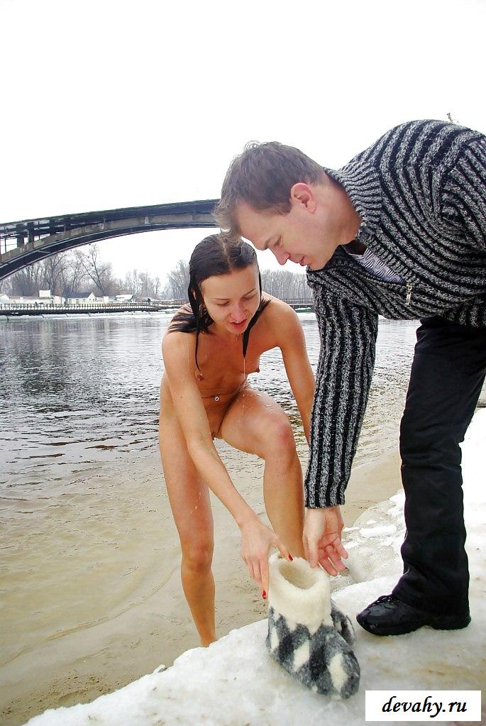 голые девушки купаются зимой