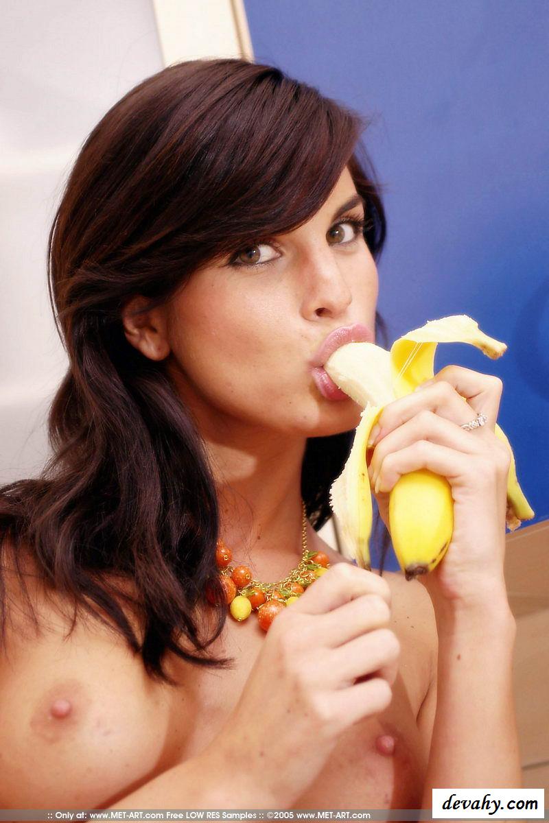 Эротичная шалава кушает банан - фотографии