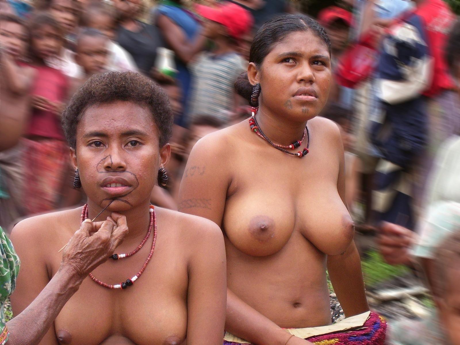Племена с голыми сиськами в эротике (58 фото голых)