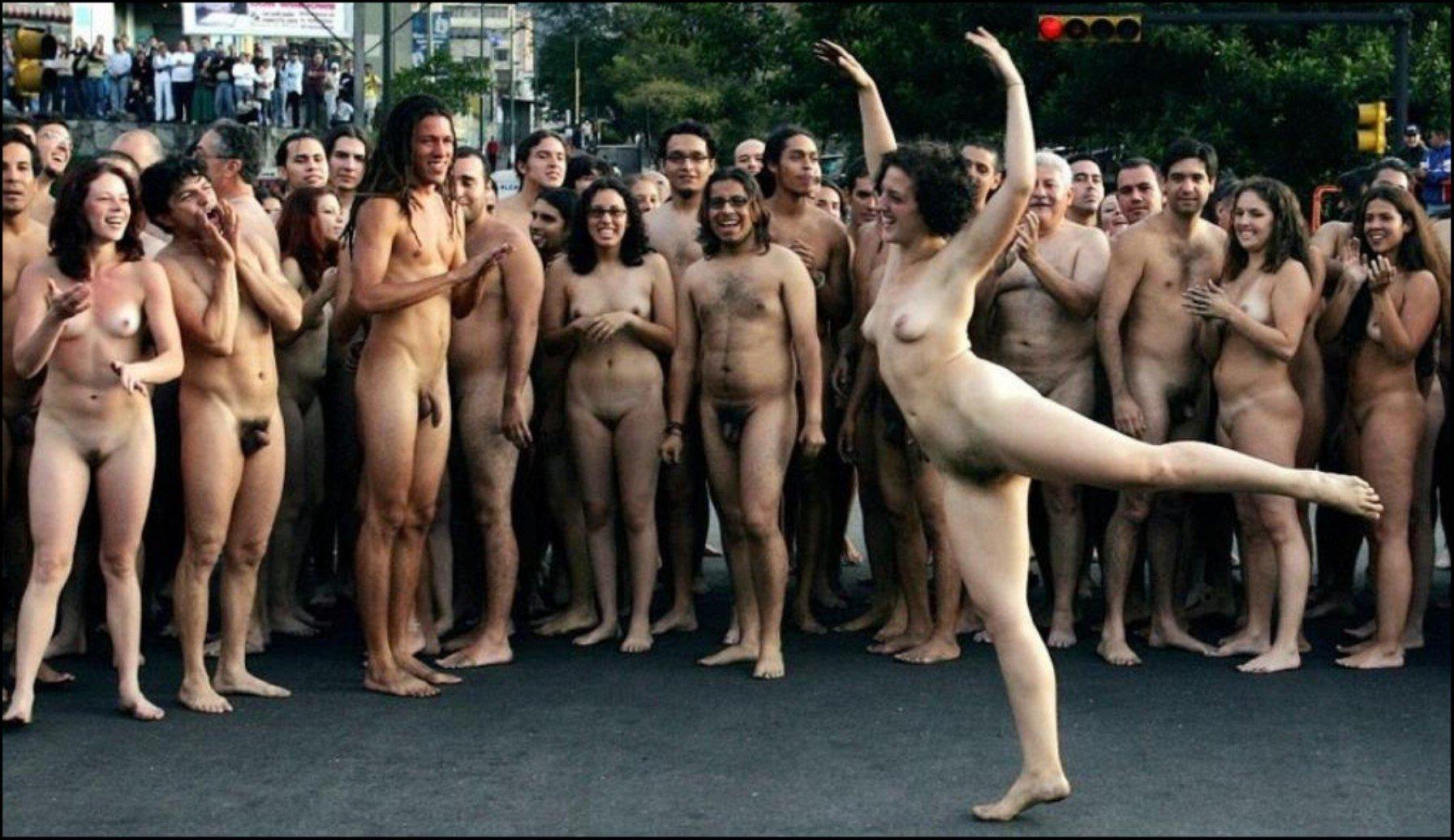 Фотографии многих голых волосатых женщин танцующих.