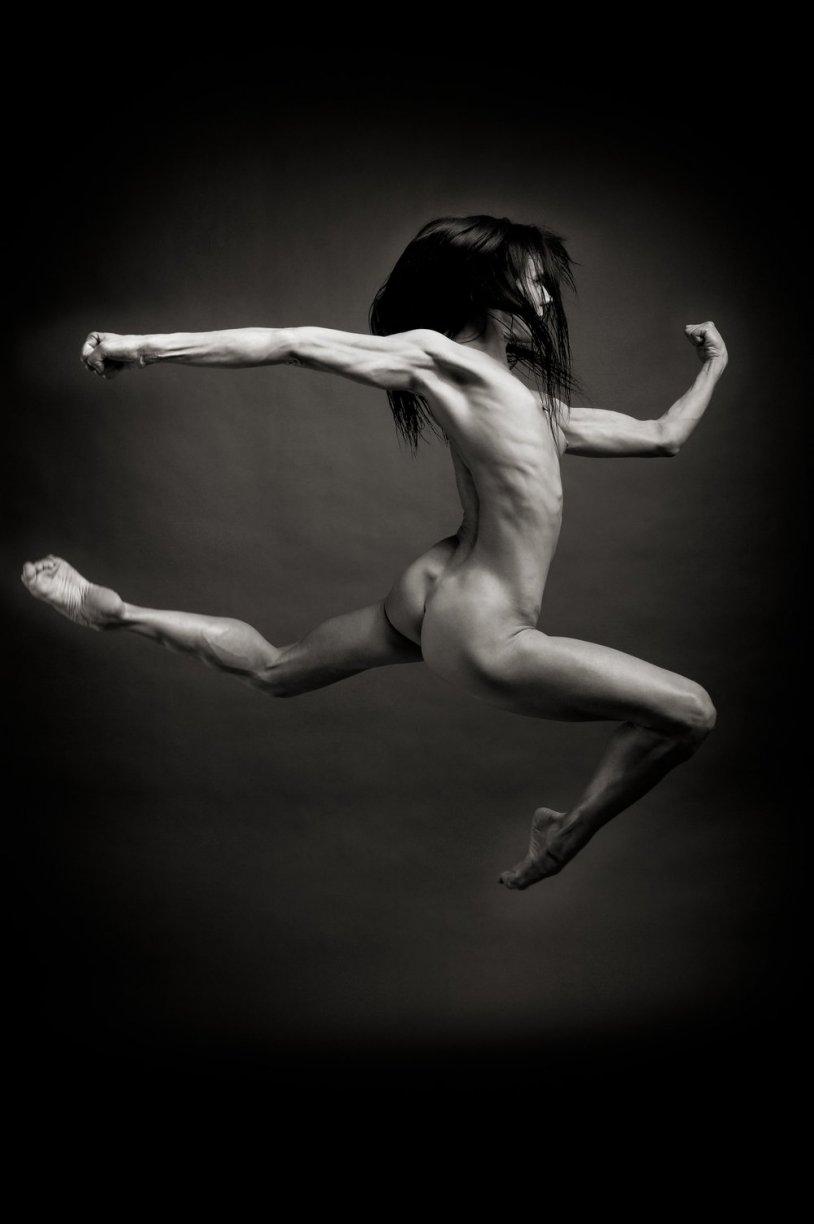 танцующая голая брюнетка фото 102